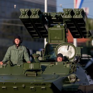 Oklopnjaci, tenkovi i druga vozila na mimohodu