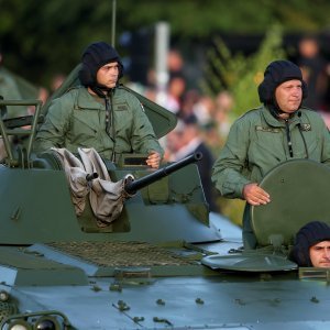 Oklopnjaci, tenkovi i druga vozila na mimohodu