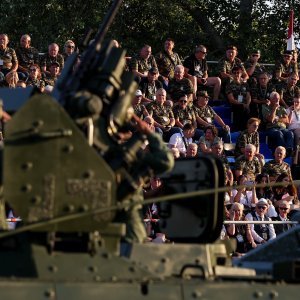 Oklopnjaci, tenkovi i druga vozila na mimohodu