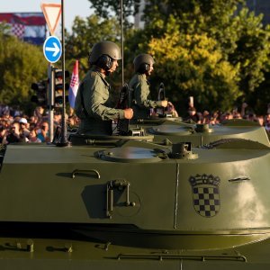 Oklopnjaci, tenkovi i druga vozila na mimohodu