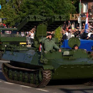 Oklopnjaci, tenkovi i druga vozila na mimohodu