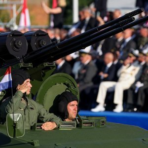 Oklopnjaci, tenkovi i druga vozila na mimohodu