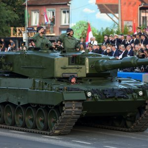 Oklopnjaci, tenkovi i druga vozila na mimohodu