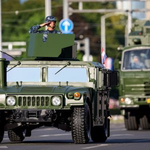 Oklopnjaci, tenkovi i druga vozila na mimohodu