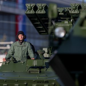 Oklopnjaci, tenkovi i druga vozila na mimohodu