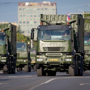 Oklopnjaci, tenkovi i druga vozila na mimohodu