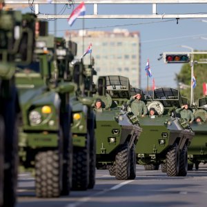 Oklopnjaci, tenkovi i druga vozila na mimohodu