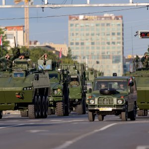 Oklopnjaci, tenkovi i druga vozila na mimohodu