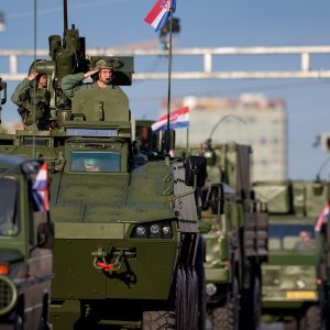 Oklopnjaci, tenkovi i druga vozila na mimohodu
