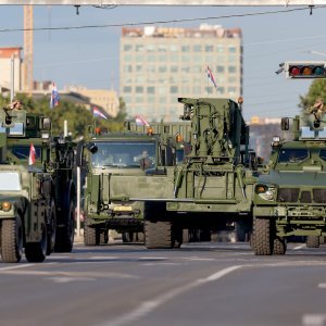 Oklopnjaci, tenkovi i druga vozila na mimohodu