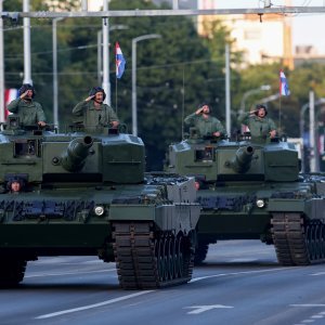 Oklopnjaci, tenkovi i druga vozila na mimohodu