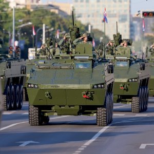 Oklopnjaci, tenkovi i druga vozila na mimohodu