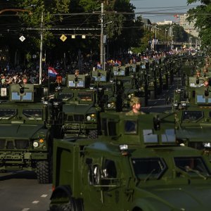 Oklopnjaci, tenkovi i druga vozila na mimohodu