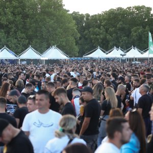 Sinj: Thompsonovi obožavatelji čekaju početak koncerta na hipodromu