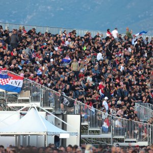 Sinj: Thompsonovi obožavatelji čekaju početak koncerta na hipodromu