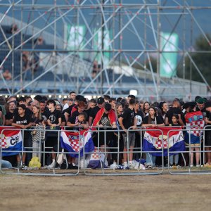 Sinj: Thompsonovi obožavatelji čekaju početak koncerta na hipodromu