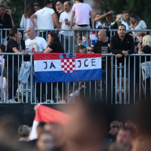 Sinj: Thompsonovi obožavatelji čekaju početak koncerta na hipodromu