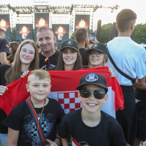 Sinj: Thompsonovi obožavatelji čekaju početak koncerta na hipodromu