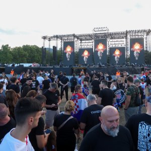 Sinj: Thompsonovi obožavatelji čekaju početak koncerta na hipodromu