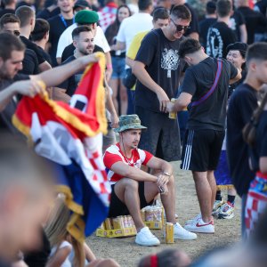 Sinj: Thompsonovi obožavatelji čekaju početak koncerta na hipodromu
