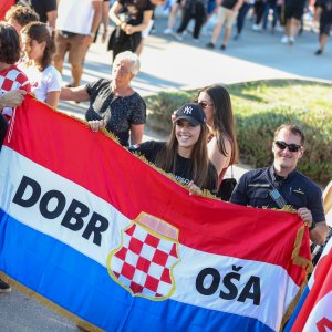 Revija zastava na Thompsonovom koncertu