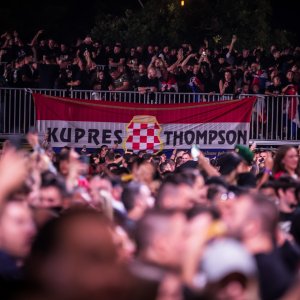 Revija zastava na Thompsonovom koncertu