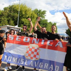 Revija zastava na Thompsonovom koncertu