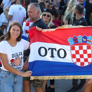 Revija zastava na Thompsonovom koncertu