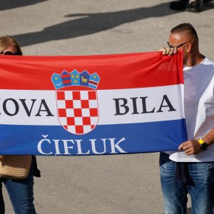 Revija zastava na Thompsonovom koncertu
