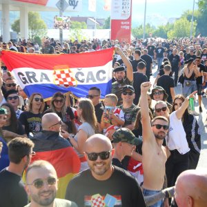 Revija zastava na Thompsonovom koncertu