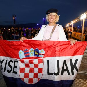 Revija zastava na Thompsonovom koncertu