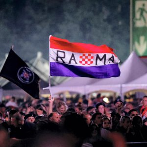 Revija zastava na Thompsonovom koncertu