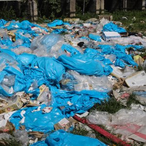 Smeće u okolici Hipodroma mjesec dana nakon Thompsonovog koncerta