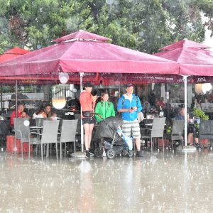 Jak pljusak iznenadio domaće i turiste na otoku Krku