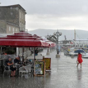 Jak pljusak iznenadio domaće i turiste na otoku Krku