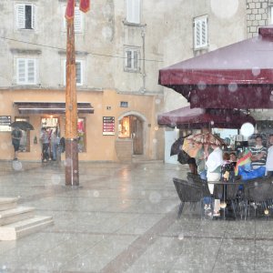 Jak pljusak iznenadio domaće i turiste na otoku Krku