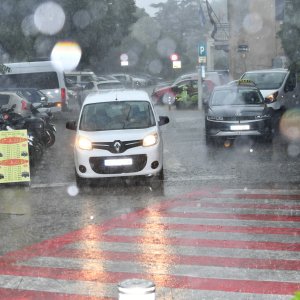 Jak pljusak iznenadio domaće i turiste na otoku Krku
