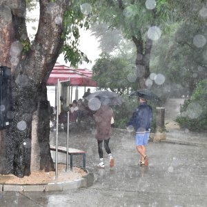 Jak pljusak iznenadio domaće i turiste na otoku Krku