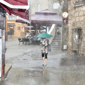 Jak pljusak iznenadio domaće i turiste na otoku Krku