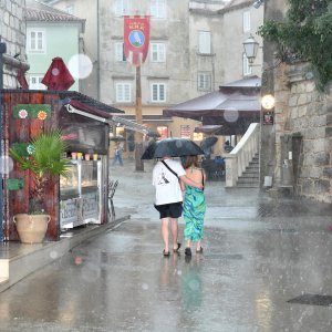 Jak pljusak iznenadio domaće i turiste na otoku Krku
