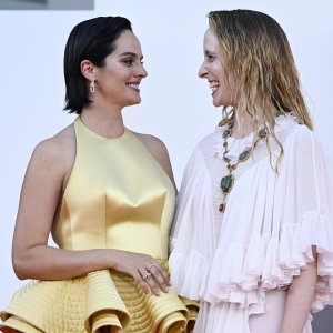 Noemie Merlant i Fanni Woochna (1)