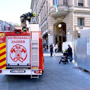 Zagrebački vatrogasci pokušavaju izvaditi prsten iz šahta na Cvjetnom trgu