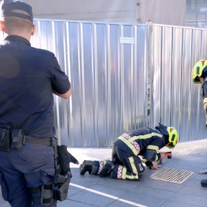 Zagrebački vatrogasci pokušavaju izvaditi prsten iz šahta na Cvjetnom trgu