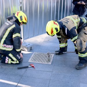 Zagrebački vatrogasci pokušavaju izvaditi prsten iz šahta na Cvjetnom trgu