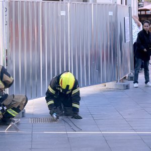 Zagrebački vatrogasci pokušavaju izvaditi prsten iz šahta na Cvjetnom trgu