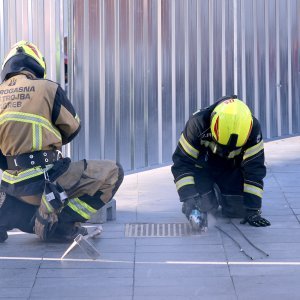 Zagrebački vatrogasci pokušavaju izvaditi prsten iz šahta na Cvjetnom trgu