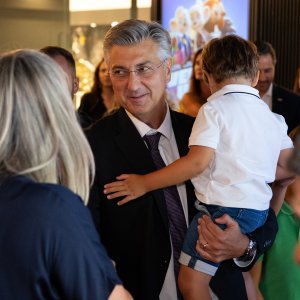 Andrej Plenković sa sinom na premijeri