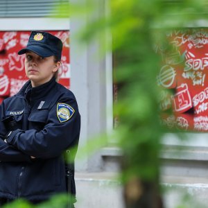 Zagreb: Ispred sjedišta SDP-a Dražen Keleminec zapalio malu Jugoslovensku zastavu