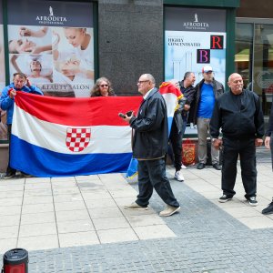 Zagreb: Ispred sjedišta SDP-a Dražen Keleminec zapalio malu Jugoslovensku zastavu