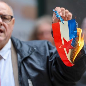 Zagreb: Ispred sjedišta SDP-a Dražen Keleminec zapalio malu Jugoslovensku zastavu